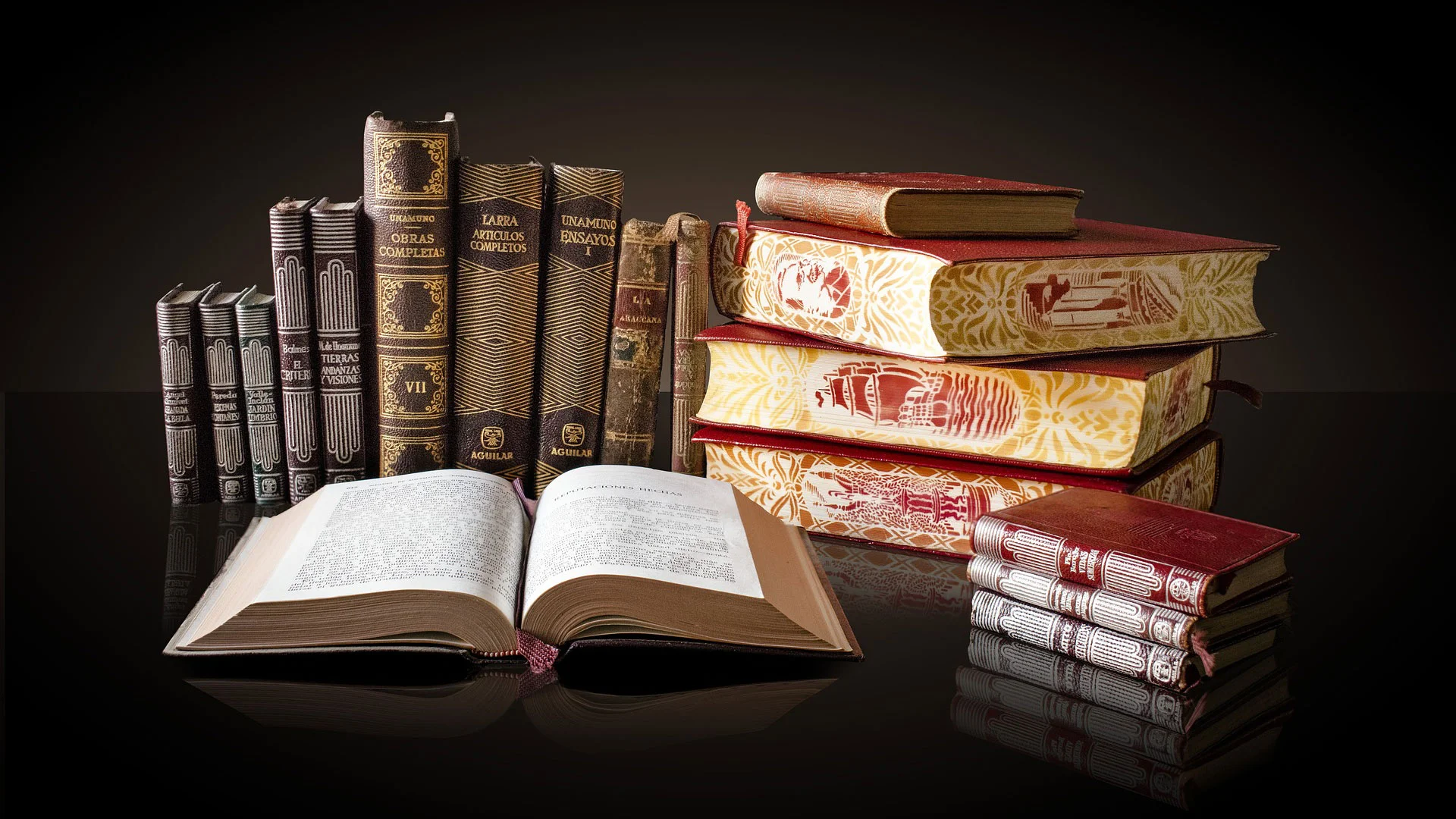 Отворена книга и 3 купа книги